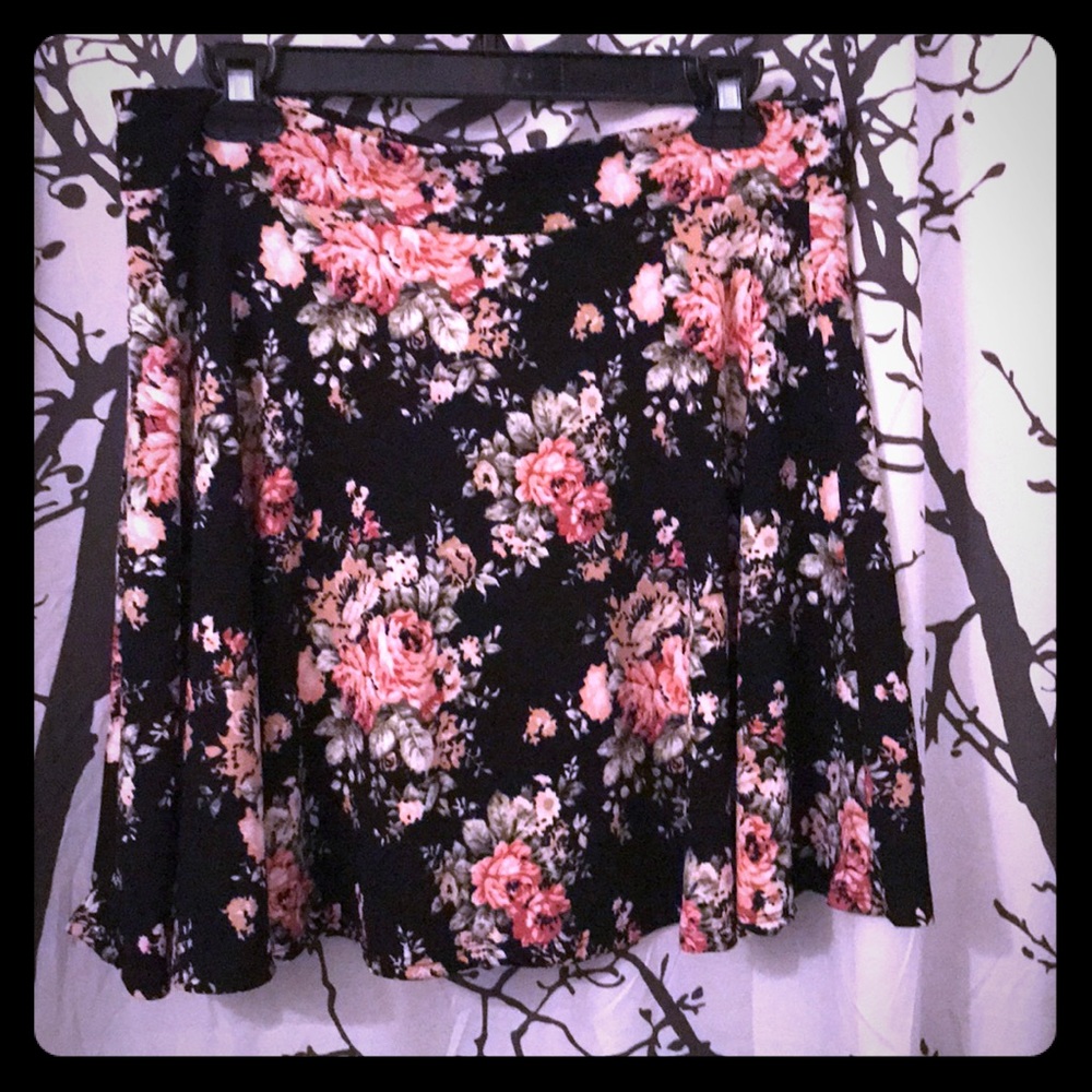 DONATED— Flowy skirt
